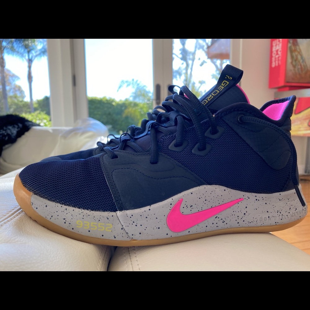 Nike PG 3’ ACG Obsidian/Pink Blast/Wolf (Size 10) AP2067-401
$250